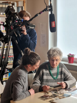 »trotzdem da!«-Mitarbeiterin Lucy Debus und Projektteilnehmerin Katharina Sämann bei Aufnahmen für einen Fernsehbeitrag, 7. März 2023 trotzdem da! Ein Projekt der Gedenkstätte Lager Sandbostel, 2024