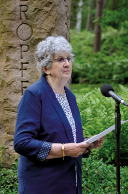 Katharina Sämann bei ihrer Rede in der »Kriegsgräberstätte Sandbostel« am 80. Jahrestag des deutschen Angriffs auf die Sowjetunion, 22. Juni 2021 trotzdem da! Ein Projekt der Gedenkstätte Lager Sandbostel, 2024