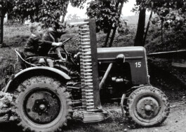 Das Bild zeigt Anton Model im Alter von elf Jahren beim Traktorfahren mit dem Familienhund (1955). trotzdem da! Ein Projekt der Gedenkstätte Lager Sandbostel, 2024