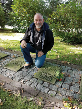 Brian Gerken am Grab seines 1941 hingerichteten Großvaters Stefan Szablewski in Bremerhaven, 2021 trotzdem da! Ein Projekt der Gedenkstätte Lager Sandbostel, 2024