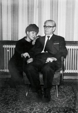 Karin Müller mit ihrem Adoptivvater Julius Cibis, 1964 trotzdem da! Ein Projekt der Gedenkstätte Lager Sandbostel, 2024