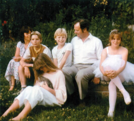 Anton mit seiner Frau Franziska und ihren Kindern, 1986 trotzdem da! Ein Projekt der Gedenkstätte Lager Sandbostel, 2024