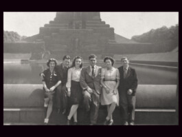 Französische Kriegsgefangene und deutsche Frauen am Völkerschlachtdenkmal in Leipzig, 28. Mai 1944 trotzdem da! Ein Projekt der Gedenkstätte Lager Sandbostel, 2024