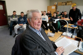 Friedrich Buhlrich bei einem Zeitzeugen­gespräch in einer Berufsschule in Bremen, 2024 trotzdem da! Ein Projekt der Gedenkstätte Lager Sandbostel, 2024
