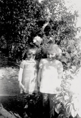 Gabriele Lapp (rechts) mit ihrer Halbschweste Mariann Bartl, ca. 1950 trotzdem da! Ein Projekt der Gedenkstätte Lager Sandbostel, 2024