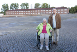 Gabriele und Jürgen Lapp in der KZ-Gedenkstätte Neuengamme, 2024 trotzdem da! Ein Projekt der Gedenkstätte Lager Sandbostel, 2024