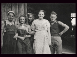 Ein belgischer Kriegsgefangener mit Deutschen auf einem Bauernhof in Harsefeld bei Buxtehude, nicht datiert trotzdem da! Ein Projekt der Gedenkstätte Lager Sandbostel, 2024