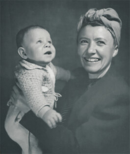 Hanna Ahrens aus Worpswede bei Bremen mit ihrem Sohn Michael Ahrens, 1943 trotzdem da! Ein Projekt der Gedenkstätte Lager Sandbostel, 2024