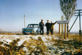 Anton Model (rechts) mit seinen beiden ukrainischen Schwagern in Woroniwka, 1993 trotzdem da! Ein Projekt der Gedenkstätte Lager Sandbostel, 2024