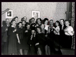 Französische Zwangsarbeiter und Deutsche beim Betriebsfest des Kinos »Metropol« in der Stadt Brandenburg, Sommer 1943 trotzdem da! Ein Projekt der Gedenkstätte Lager Sandbostel, 2024