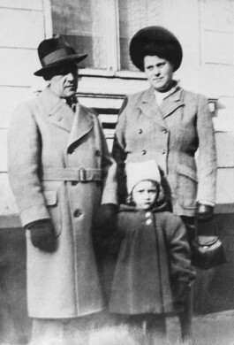 Ingelore Prochnow mit ihren Adoptiveltern, Februar 1949 trotzdem da! Ein Projekt der Gedenkstätte Lager Sandbostel, 2024