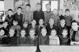 Eduard Spörk (hinten, 4. von rechts) mit seiner Schulklasse in Übersbach in Österreich, 1950 trotzdem da! Ein Projekt der Gedenkstätte Lager Sandbostel, 2024