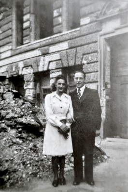 Martha und Kees am Tag ihrer Verlobung in Berlin vor Bombentrümmern, 1944 trotzdem da! Ein Projekt der Gedenkstätte Lager Sandbostel, 2024