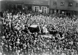 Zuschauer*innen bei einer öffentlichen Demütigung auf dem Ulmer Marktplatz, 24. September 1940 trotzdem da! Ein Projekt der Gedenkstätte Lager Sandbostel, 2024
