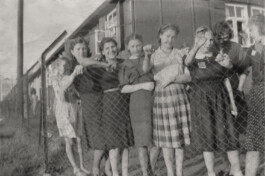 Sowjetische Zwangsarbeiterinnen vor ihrer Unterkunftsbaracke in Kornwestheim im Landkreis Ludwigsburg, Februar 1942 trotzdem da! Ein Projekt der Gedenkstätte Lager Sandbostel, 2024