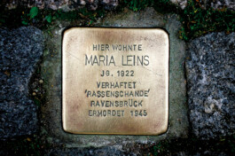 Der am 15. September 2012 verlegte »Stolperstein« für Maria Leins, 2024 trotzdem da! Ein Projekt der Gedenkstätte Lager Sandbostel, 2024