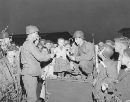 US-amerikanische Soldaten mit der Tochter einer ehemaligen sowjetischen Zwangsarbeiterin in Herten im Ruhrgebiet, 15. April 1945 trotzdem da! Ein Projekt der Gedenkstätte Lager Sandbostel, 2024